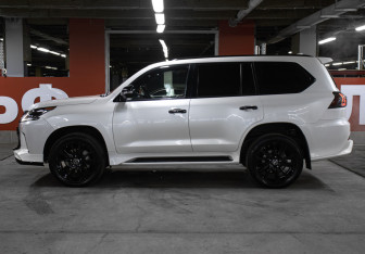 Подержанный автомобиль Lexus LX 2018 года (8 фото)