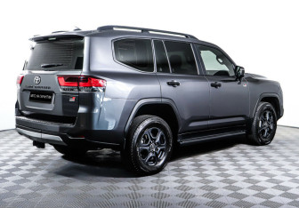 Подержанный автомобиль Toyota Land Cruiser Suv 2021 года (5 фото)