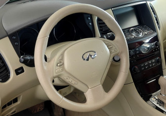 Подержанный автомобиль Infiniti EX 2012 года (12 фото)