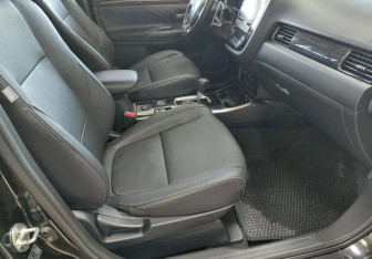 Подержанный автомобиль Mitsubishi Outlander 2018 года (17 фото)