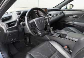 Подержанный автомобиль Lexus ES 2018 года (9 фото)