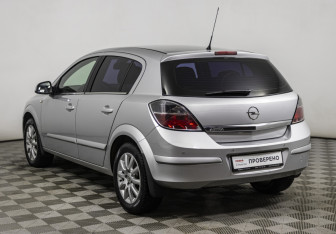 Подержанный автомобиль Opel Astra Sedan 2013 года (7 фото)