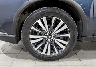 Подержанный автомобиль Mitsubishi Outlander 2020 года (18 фото)