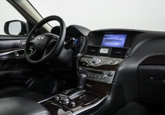Подержанный автомобиль Infiniti Q70 2015 года (9 фото)