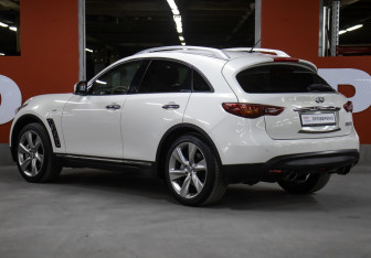 Подержанный автомобиль Infiniti FX 2012 года (7 фото)