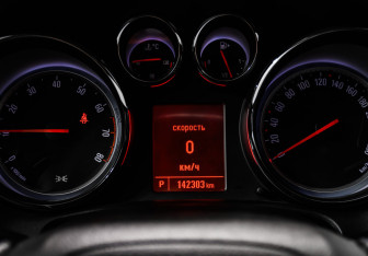 Подержанный автомобиль Opel Astra Hatchback 2014 года (10 фото)