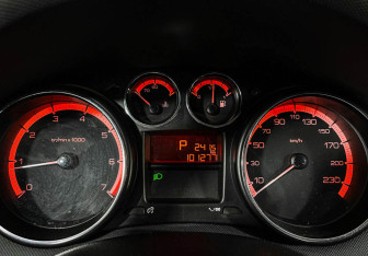 Подержанный автомобиль Peugeot 408 2013 года (11 фото)