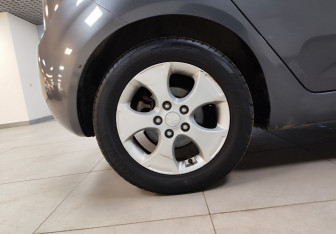 Подержанный автомобиль Kia Venga 2011 года (9 фото)