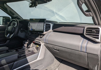 Подержанный автомобиль Toyota Sequoia 2023 года (2 фото)