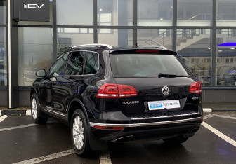 Подержанный автомобиль Volkswagen Touareg 2015 года (8 фото)