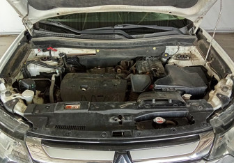 Подержанный автомобиль Mitsubishi Outlander 2017 года (17 фото)