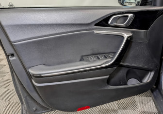 Подержанный автомобиль Kia Ceed Hatchback 2019 года (18 фото)