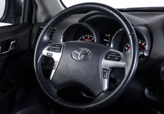 Подержанный автомобиль Toyota Highlander 2011 года (16 фото)