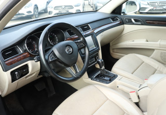 Подержанный автомобиль Skoda Superb Liftback 2013 года (13 фото)