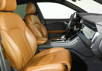 Подержанный автомобиль Audi Q8 2021 года (15 фото)