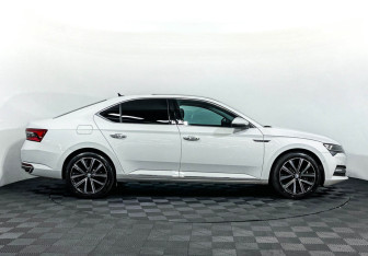 Подержанный автомобиль Skoda Superb Liftback 2024 года (4 фото)
