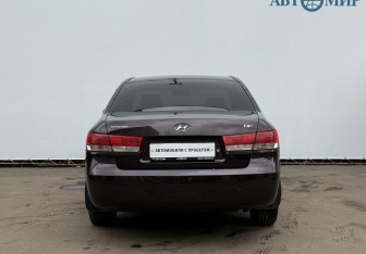 Подержанный автомобиль Hyundai Sonata 2005 года (6 фото)
