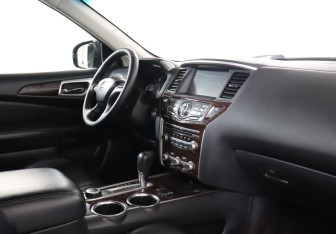 Подержанный автомобиль Nissan Pathfinder 2015 года (9 фото)