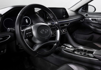 Подержанный автомобиль Hyundai Sonata 2022 года (14 фото)