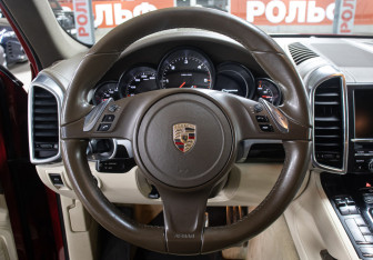 Подержанный автомобиль Porsche Cayenne 2013 года (17 фото)