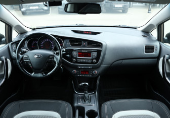 Подержанный автомобиль Kia Ceed Hatchback 2013 года (12 фото)