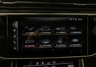 Подержанный автомобиль Audi Q8 2018 года (21 фото)