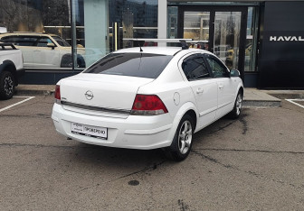 Подержанный автомобиль Opel Astra Sedan 2013 года (5 фото)