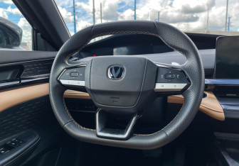 Подержанный автомобиль Changan UNI-V 2023 года (13 фото)