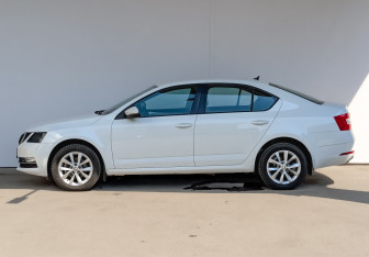 Подержанный автомобиль Skoda Octavia Liftback 2019 года (8 фото)