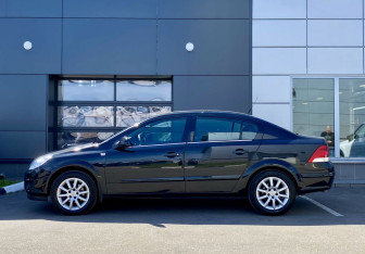 Подержанный автомобиль Opel Astra Sedan 2013 года (8 фото)
