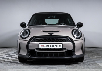 Подержанный автомобиль MINI Hatch 2021 года (2 фото)