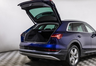 Подержанный автомобиль Audi e-tron 2019 года (17 фото)