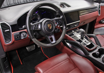 Подержанный автомобиль Porsche Cayenne 2018 года (15 фото)