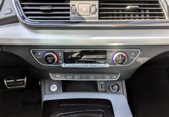 Подержанный автомобиль Audi Q5 2021 года (25 фото)