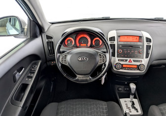 Подержанный автомобиль Kia Ceed Hatchback 2009 года (21 фото)