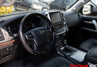 Подержанный автомобиль Toyota Land Cruiser Suv 2018 года (11 фото)