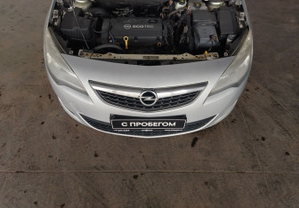 Подержанный автомобиль Opel Astra Hatchback 2011 года (9 фото)