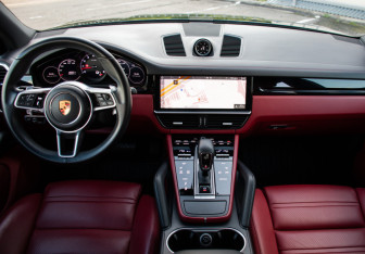 Подержанный автомобиль Porsche Cayenne 2018 года (12 фото)