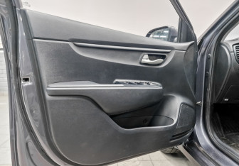 Подержанный автомобиль Kia Rio Hatchback 2021 года (19 фото)