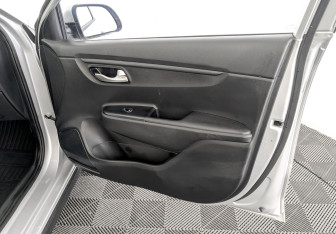 Подержанный автомобиль Kia Rio Hatchback 2021 года (24 фото)