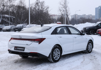 Подержанный автомобиль Hyundai Elantra Sedan 2022 года (5 фото)