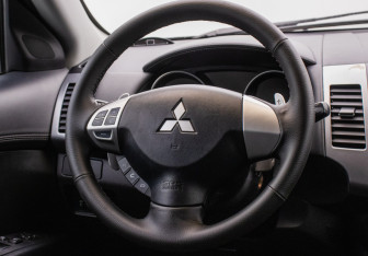 Подержанный автомобиль Mitsubishi Outlander 2010 года (15 фото)