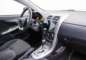 Подержанный автомобиль Toyota Corolla Sedan 2011 года (10 фото)