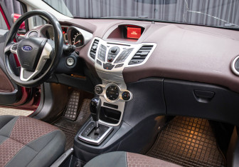 Подержанный автомобиль Ford Fiesta Hatchback 2011 года (11 фото)