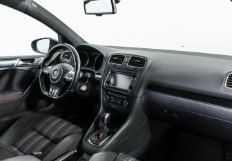 Подержанный автомобиль Volkswagen Golf GTI Hatchback 2012 года (5 фото)