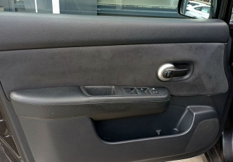 Подержанный автомобиль Nissan Tiida Hatchback 2007 года (16 фото)