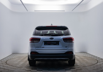 Подержанный автомобиль Kia Sorento 2017 года (6 фото)