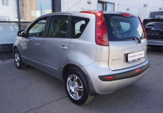 Подержанный автомобиль Nissan Note 2006 года (7 фото)
