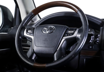 Подержанный автомобиль Toyota Land Cruiser Suv 2015 года (14 фото)