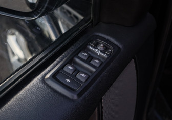 Подержанный автомобиль Land Rover Discovery 2014 года (15 фото)